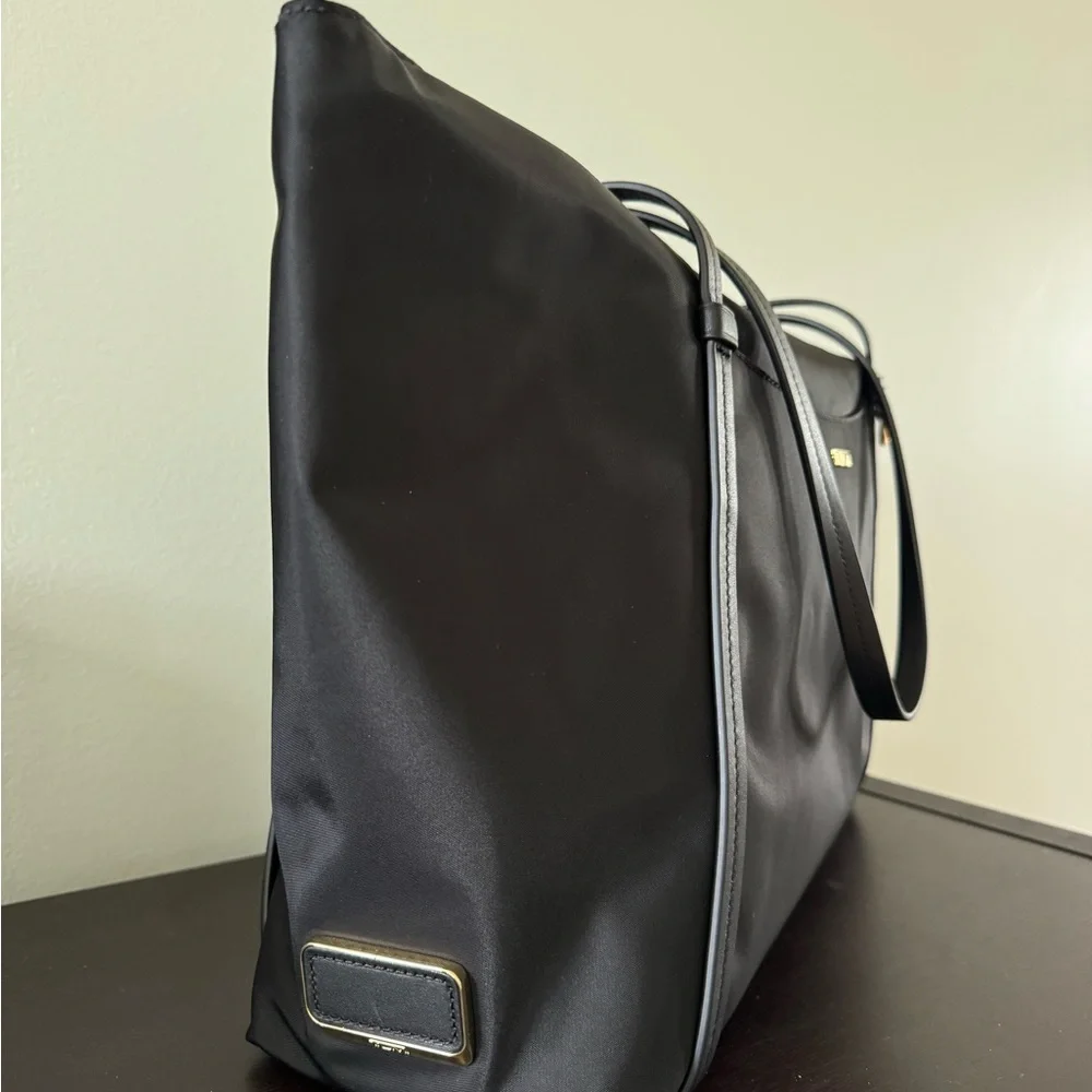 Tumi Voyageur Q Tote NWT - Picture 4 of 7